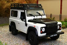 Welly 1/24 Land Rover Defender with roof rack and snorkel Cream